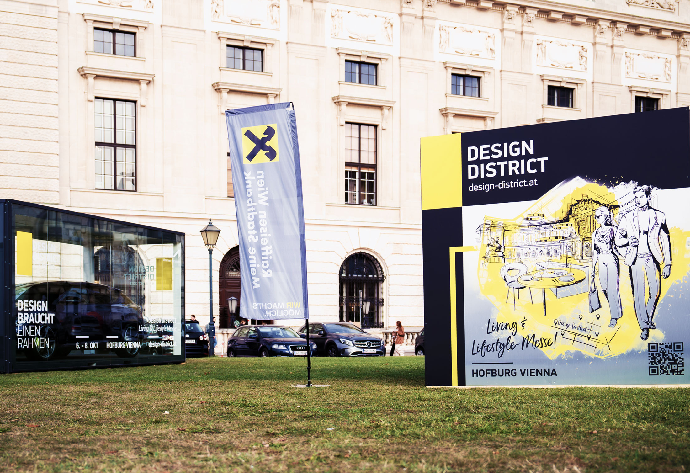 Dekoratives Bild von der Designmesse – vor der Hofburg Wien steht ein Werbeaufsteller.